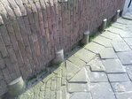 Curieuze 'pootjes' onder het metselwerk
<br/>
Niko Koers, 2015-03-07